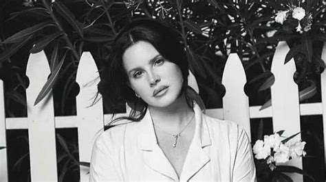 what music genre is lana del rey? While Lana Del Rey's music is often associated with the realm of indie pop and electropop, it's more accurate to categorize her work as a blend of several genres, including dream pop, art rock, and even some elements of blues and folk.